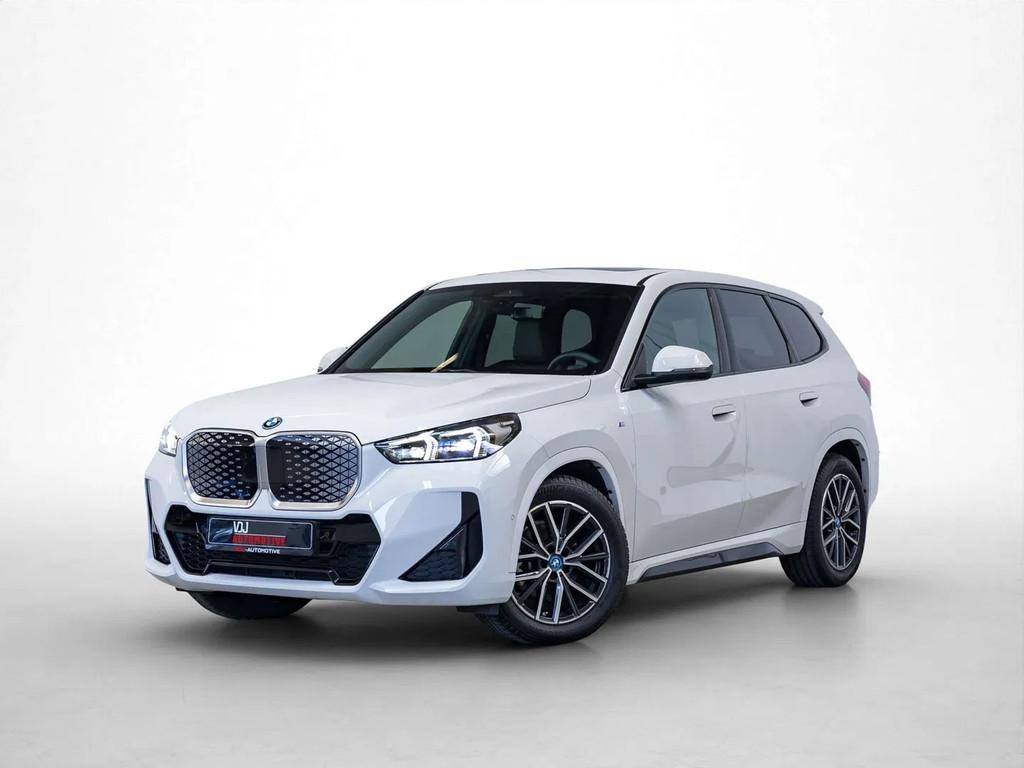 BMW iX1 iX1 eDrive20 M Sportpaket (bj 2024, automaat), Auto's, BMW, Automaat, Gebruikt, Euro 6, Wit