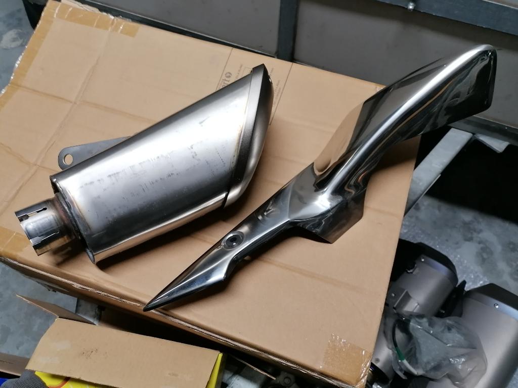 SUZUKI GSXS 1000 silencieux origine état impeccable + protec, Ophalen, Nieuw