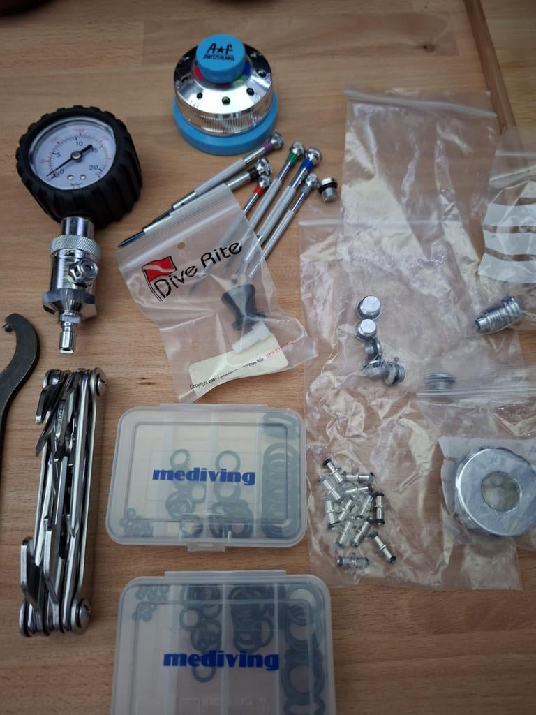 A VINTAGE K F ODAMES LEICESTER ENGLAND, FLY FISHING TYING