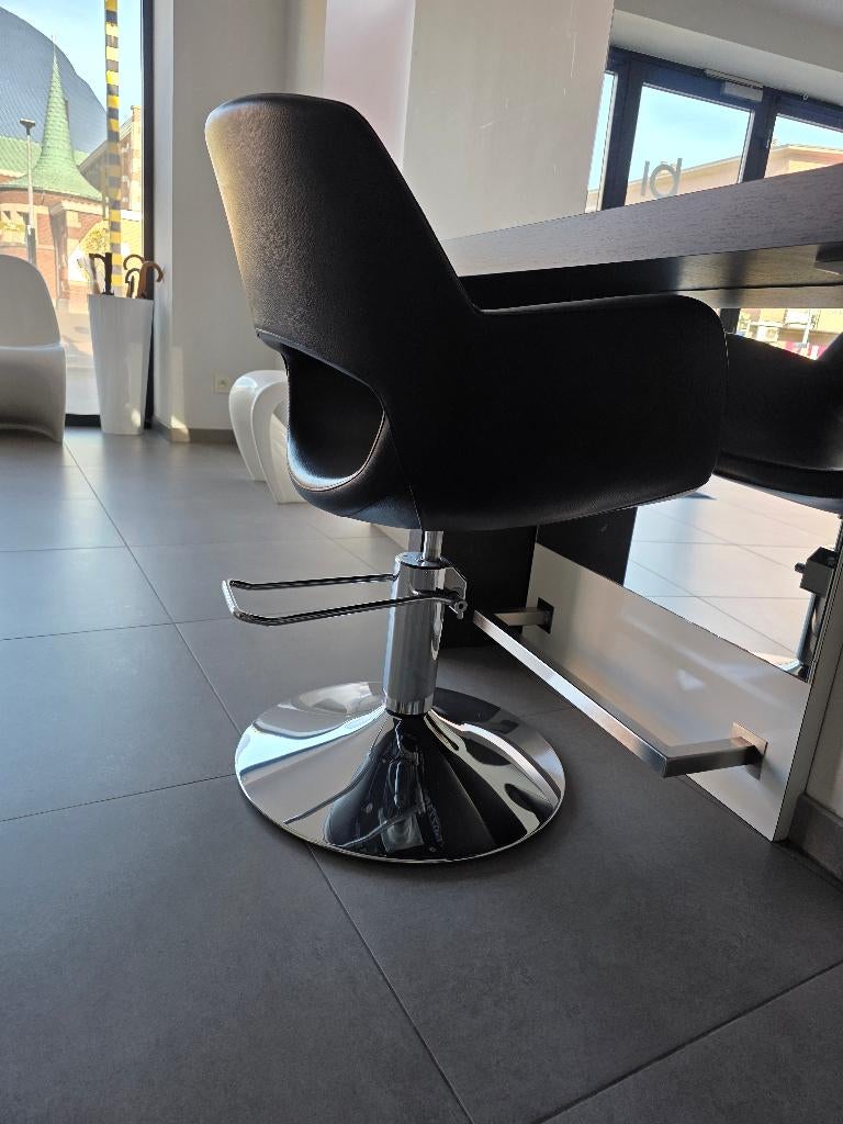 Stoelen  voor in een kapperszaak, Zakelijke goederen, Kantoor en Winkelinrichting | Kantoormeubilair en Inrichting, Stoel, Aankleding binnen