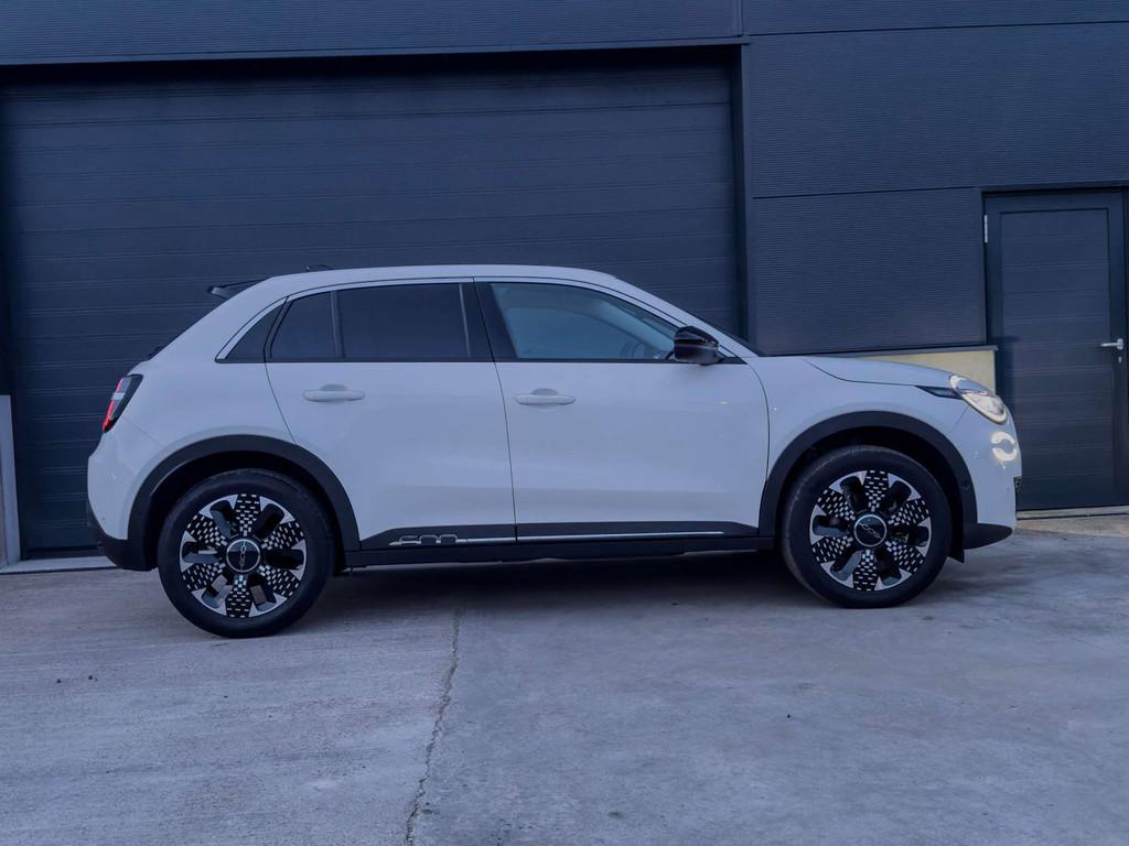 Fiat 600 1.2 Hybrid 'La Prima' /Full Option/ Automaat /'25, Auto's, Fiat, Adaptive Cruise Control, Gebruikt, 109 g/km, Wit