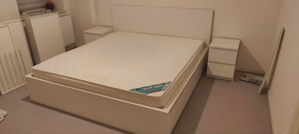 Lit malm 180200cm avec sommier et matelas et 2 tables de nu, Maison & Meubles, Enlèvement