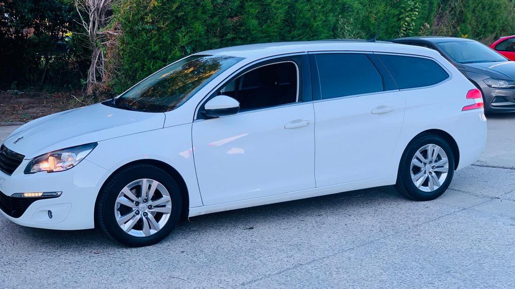 Peugeot 308* 2015*Euro6*1.2i* Benzine*96kw131CV*141.000km, Auto's, Peugeot, Euro 6, Wit, Bedrijf, Break