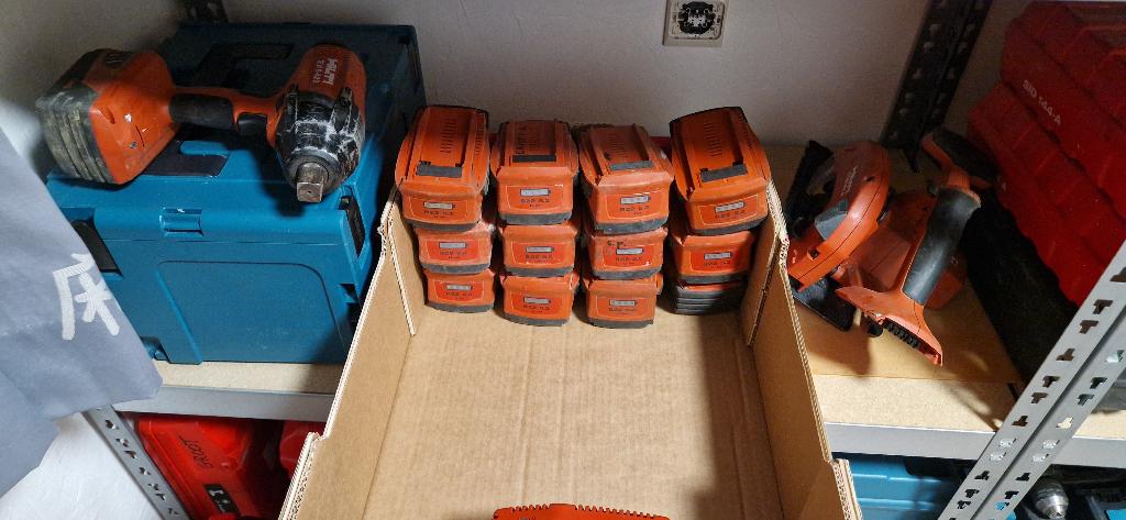 Batteries Hilti 14,4 V, 22 V et 36 V + chargeur, Bricolage & Construction, Enlèvement, Comme neuf