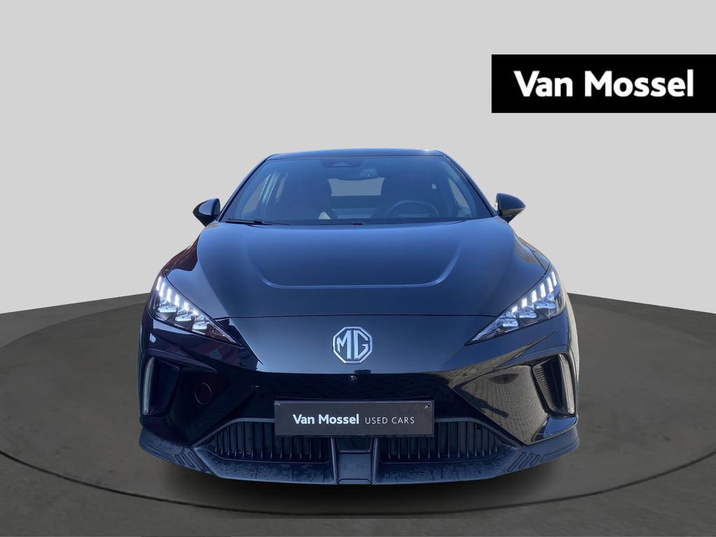 MG MG4 64 kWh Luxury, Auto's, MG, Automaat, Gebruikt, 1675 kg, Zwart