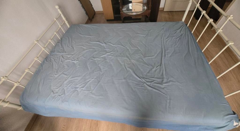 Lit a barreaux blanc  2 ieme main avec son matelas. Bon état, Maison & Meubles, Chambre à coucher | Lits, Enlèvement, Blanc