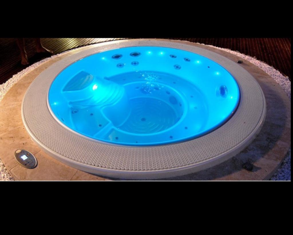 Professionele Ronde Overloopjacuzzi – Showroommodel, Tuin en Terras, Zwembad-toebehoren, Nieuw, Verlichting, Ophalen