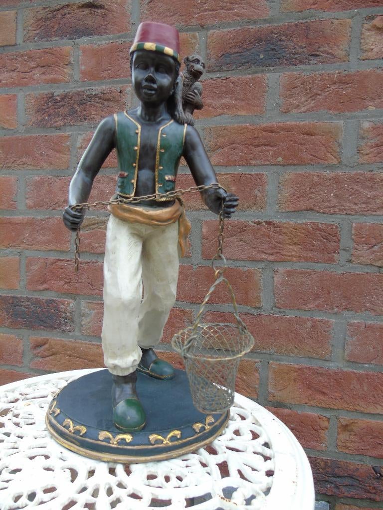 Standbeeld van een zwartdrager en zijn aap., Tuin en Terras, Tuinbeelden, Nieuw, Overige typen, Kunststof, Ophalen of Verzenden