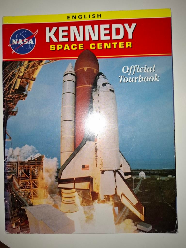 NASA : kennedy space center tour guide, Verzamelen, Verzenden, Zo goed als nieuw