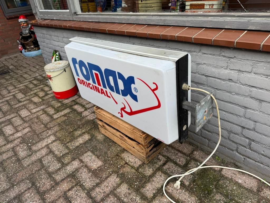 ROMAX évacue une ancienne boîte à lumière publicitaire, Enlèvement, Utilisé, Table lumineuse ou lampe (néon)