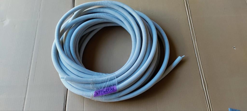 Tube préflex UTP+coaxial (cat 5E), environ 25 m, Bricolage & Construction, Électricité & Câbles, Enlèvement, Comme neuf