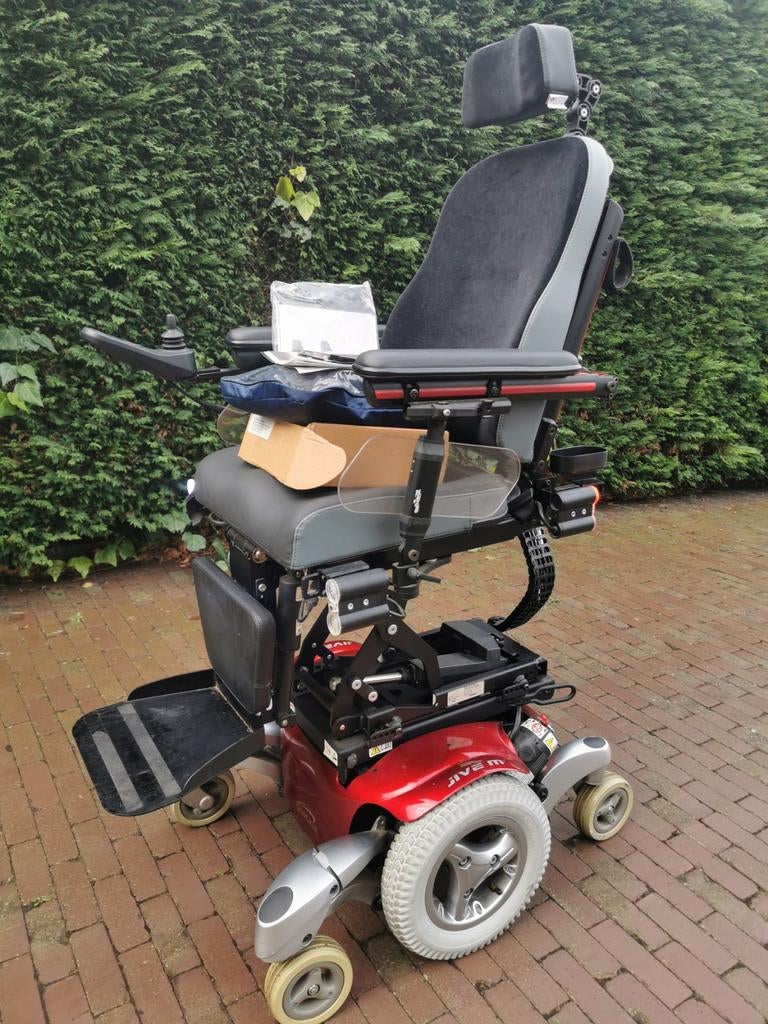 Bijna nieuwe elektrische rolstoel quickie jive M rolwagen, Diversen, Rolstoelen, Ophalen of Verzenden, Inklapbaar, Nieuw, Elektrische rolstoel