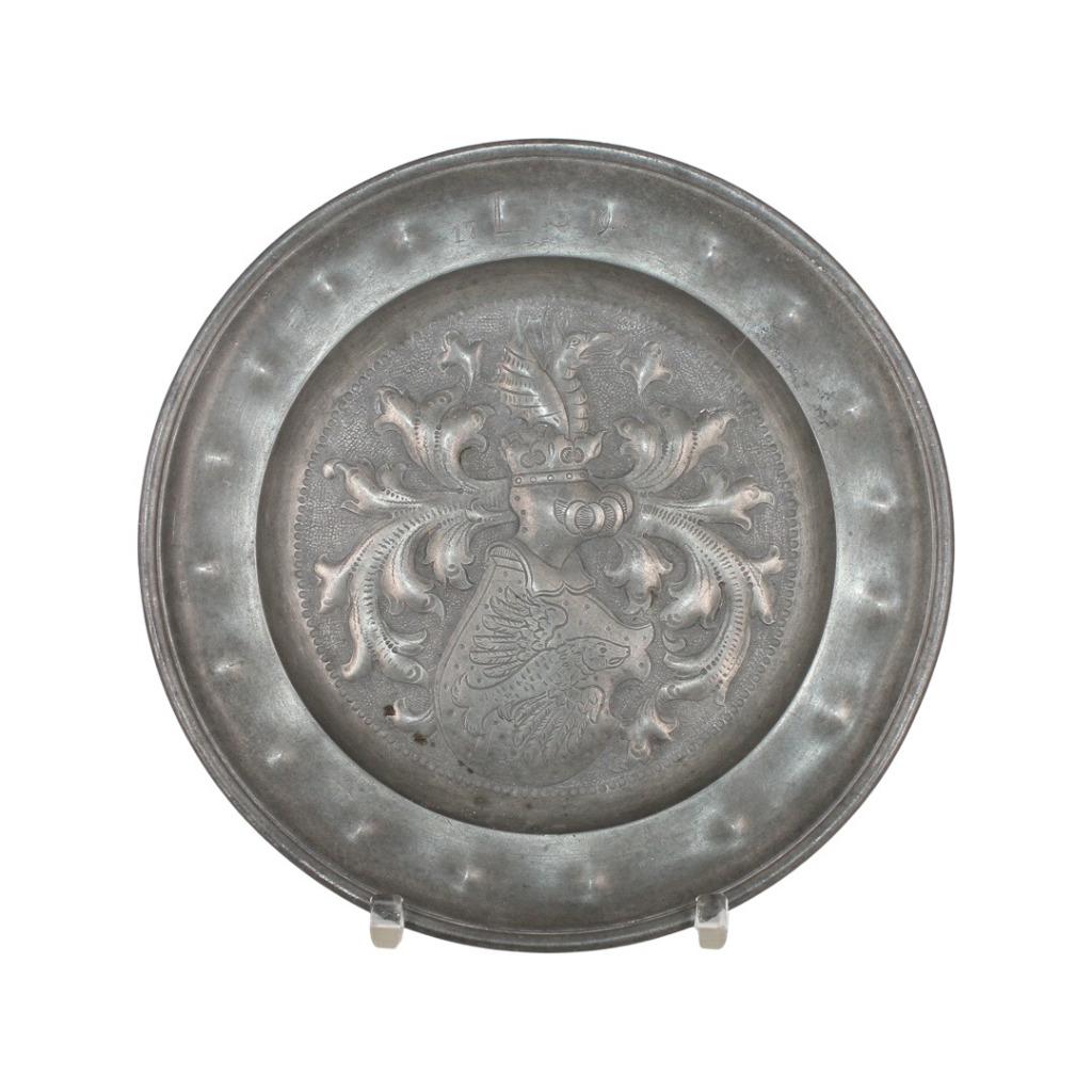 Élégante Paire d'Assiettes Étain Armoriées LS 1719, Antiquités & Art, Enlèvement ou Envoi