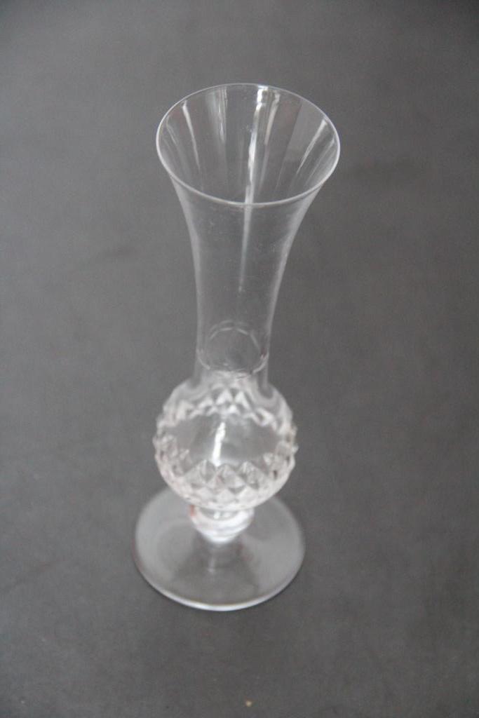 Vase soliflore en cristal de Sèvres taillé, Antiquités & Art, Antiquités | Verre & Cristal, Enlèvement ou Envoi