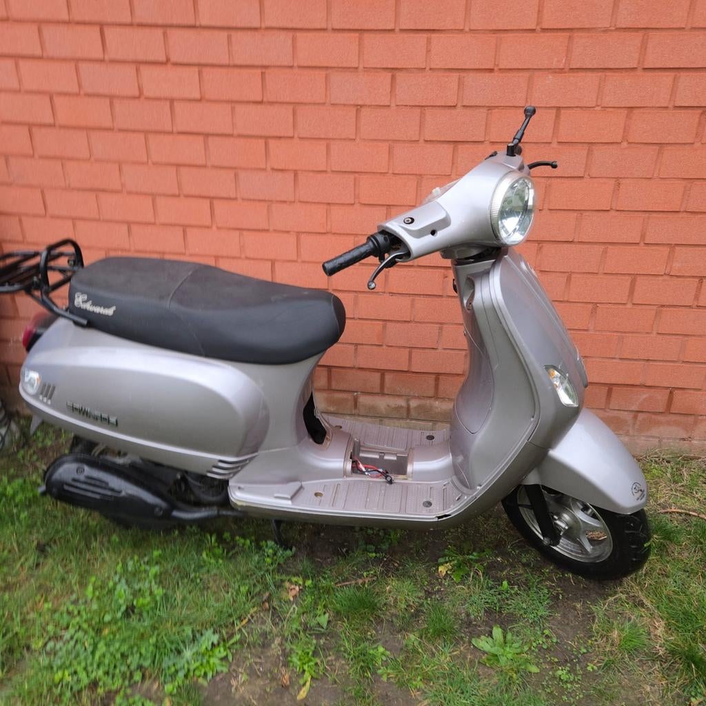 Scooter Edwards, Vélos & Vélomoteurs, Enlèvement