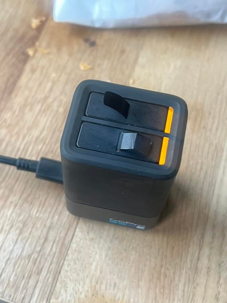 gopro hero  charger  + 3 battery, Enlèvement ou Envoi, Comme neuf