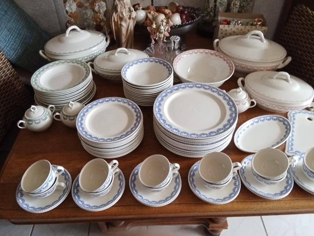 Royal Boch serie CARLOTTA in rood+blauw+groen, Antiek en Kunst, Antiek | Servies los, Ophalen