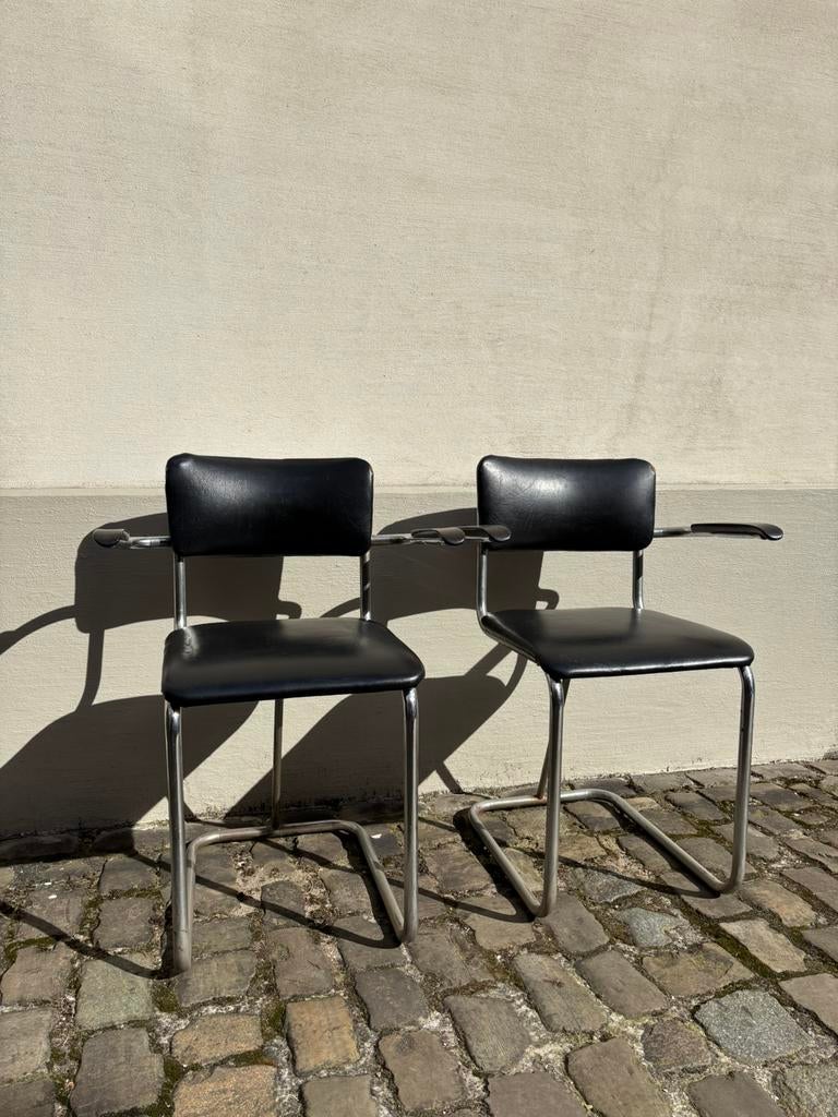2 chaises tubulaires vintage avec sièges en skaï noir, Maison & Meubles, Métal, Comme neuf, Deux, Enlèvement