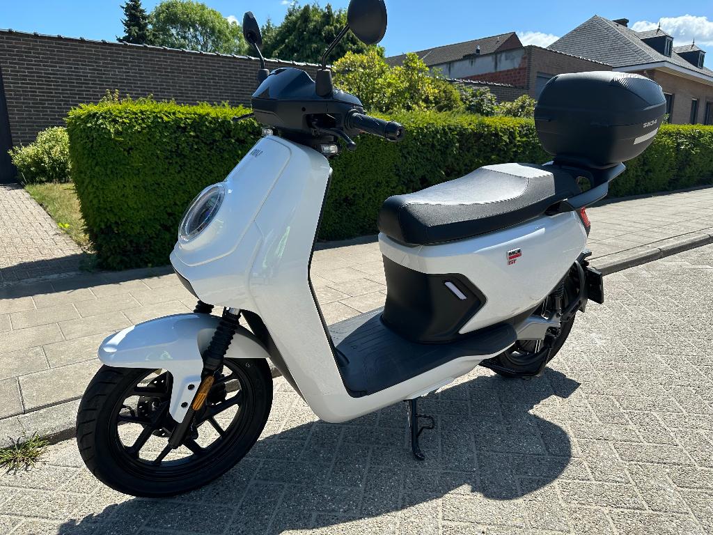 NIU scooter, Elektrisch, Zo goed als nieuw, Ophalen, Overige merken