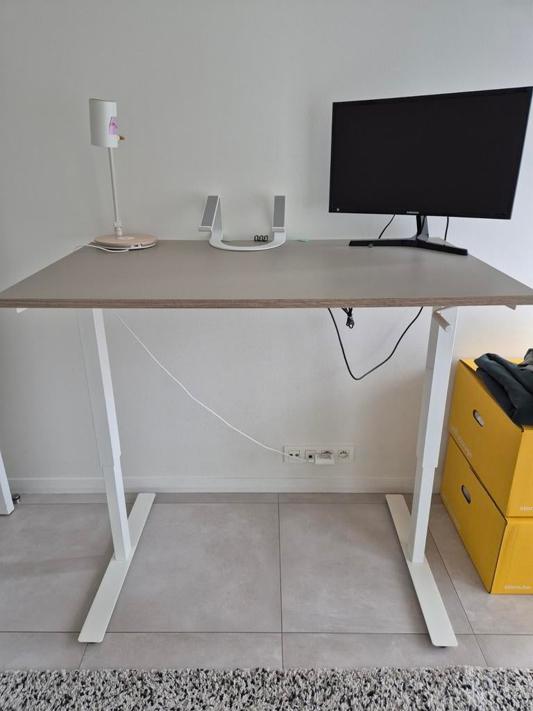 Ikea in hoogte verstelbare bureau, Ophalen, Spaanplaat of MDF, In hoogte verstelbaar, Zo goed als nieuw