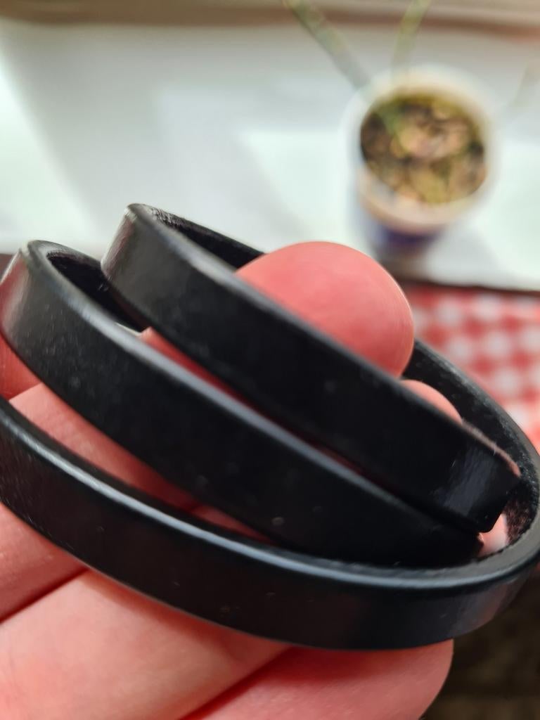 Bracelet en cuir. NOUVEAU ! FAIT MAIN !, Bijoux, Sacs & Beauté, Bagues, Neuf, Femme ou Homme, Autres matériaux, Noir