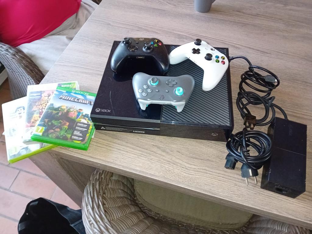 Te Koop: Xbox One Met 3 Controllers En 3 Spelletjes, Games en Spelcomputers, Spelcomputers | Xbox One, Ophalen, Zo goed als nieuw
