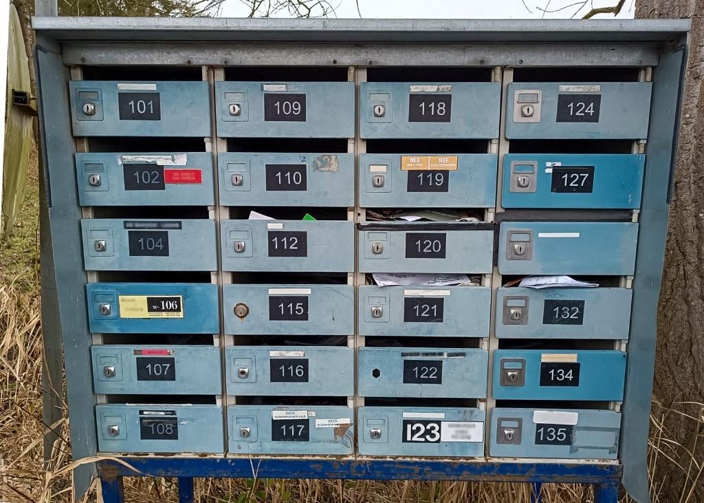 24 Brievenbussen in Postkastenblok op sokkel, Tuin en Terras, Ophalen, Gebruikt, Staal, Staande brievenbus