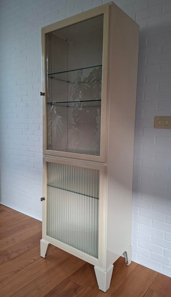 Vintage metalen apothekerskast /vitrinekast /medicijnkast, Huis en Inrichting, Kasten | Vitrinekasten, Ophalen