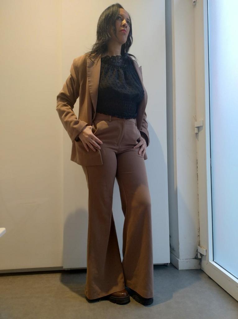 Juliana masseuse, Contacts & Messages