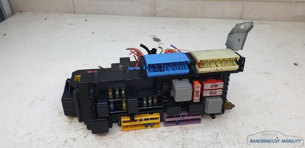 Bo te fusibles du module SAM W204 Mercedes Classe C A2045458, Mercedes-Benz AG, Mercedes-Benz, Utilisé, Mercedesstrasse 120
70372  Stuttgart, DE