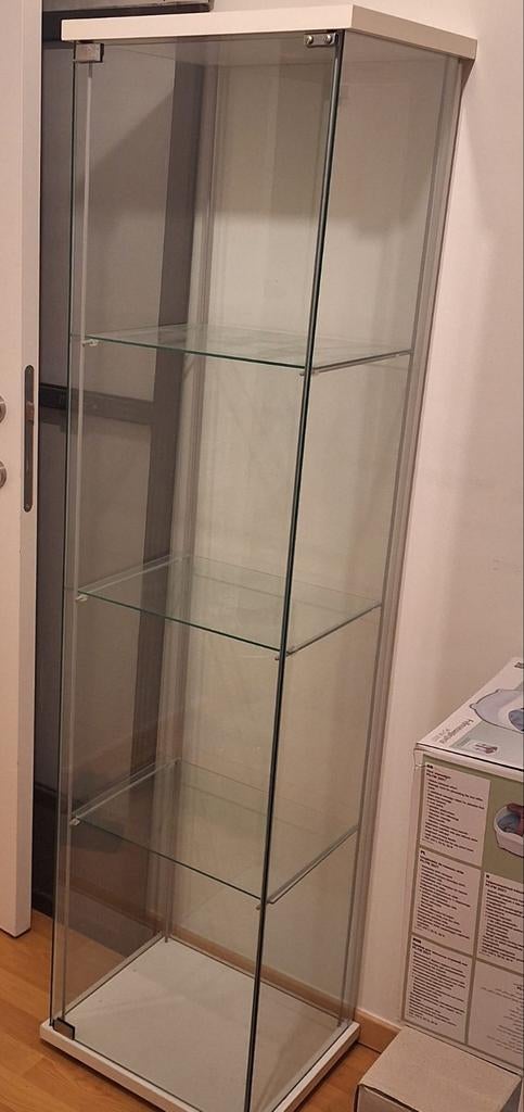 Glazen vitrinekast, Ophalen