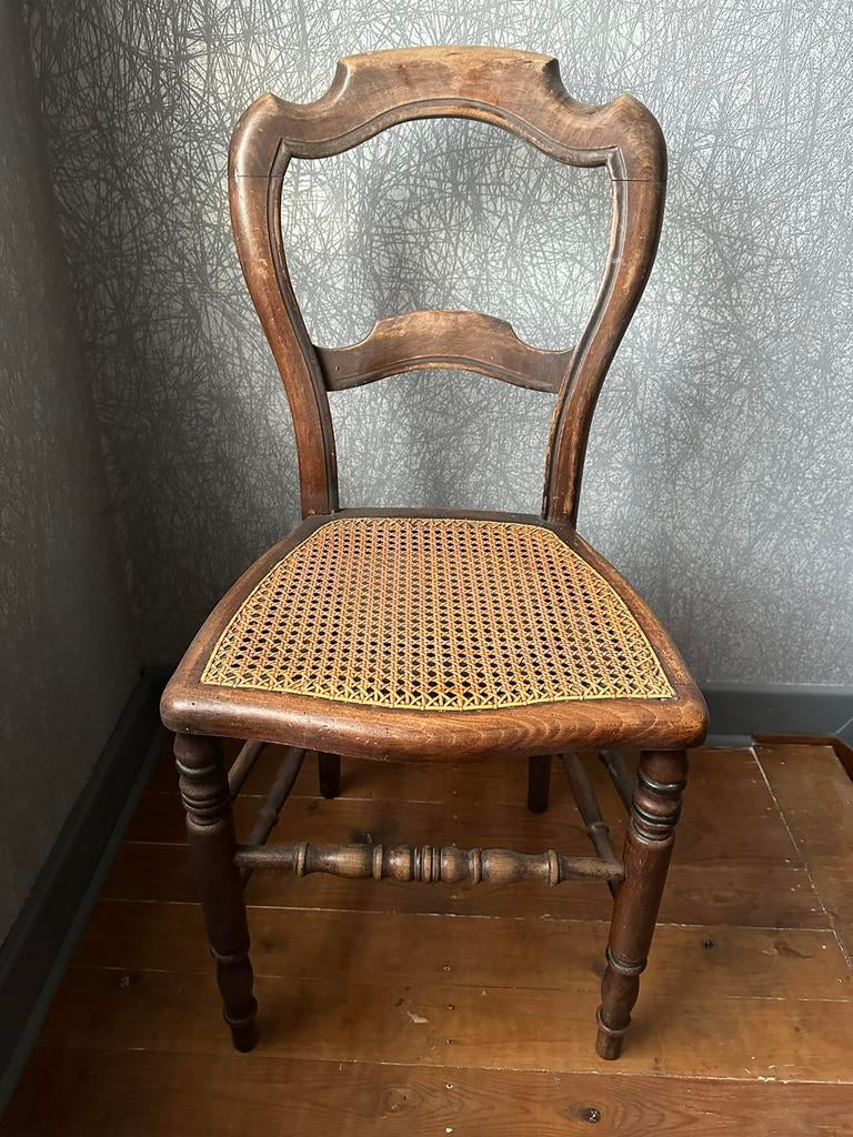 Vieille chaise cannée, Enlèvement