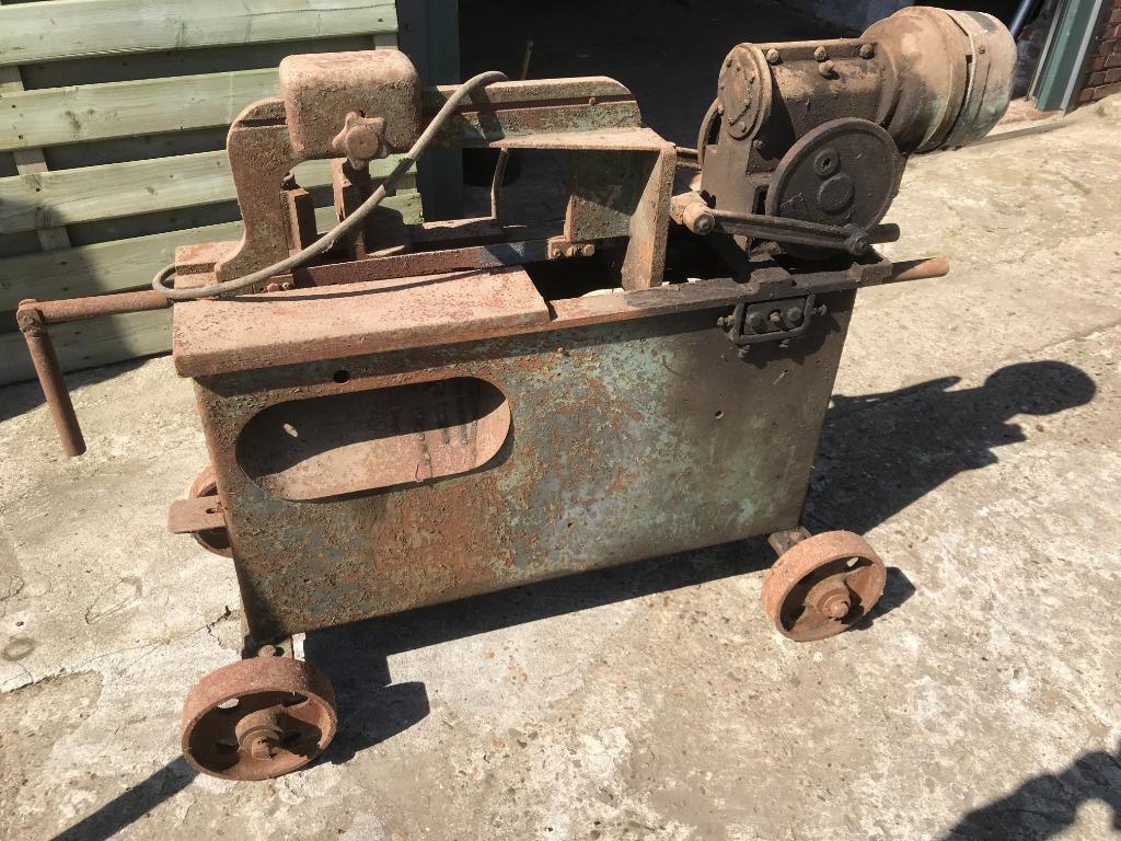 ijzerzaagmachine op krachtstroom., Ophalen, Gebruikt