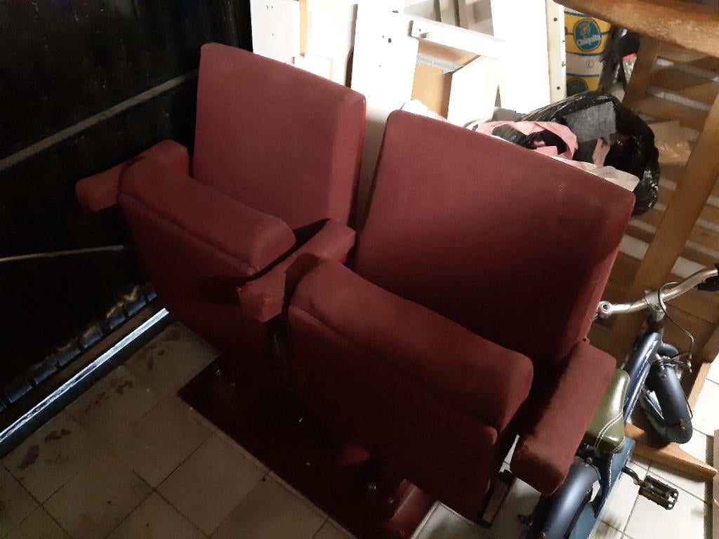 Bioscoopstoelen, Ophalen