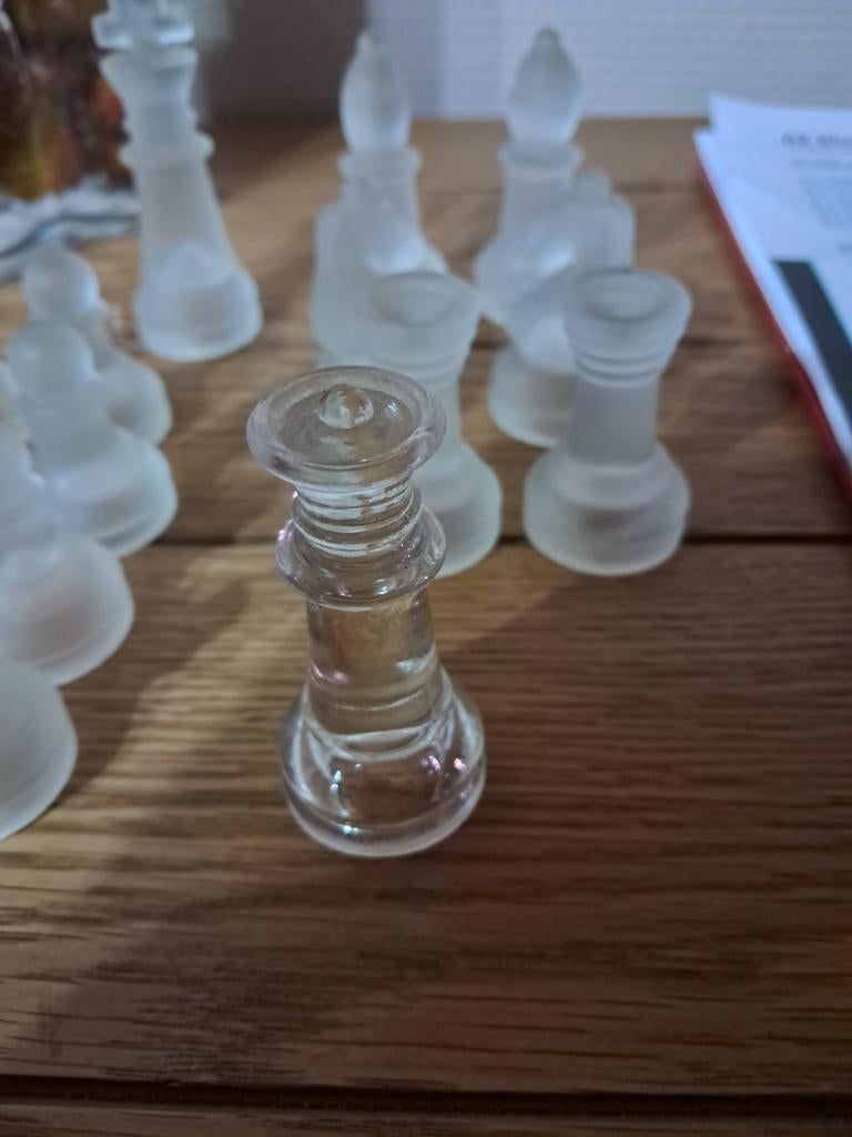 Gezocht glazen schaak stukken, Ophalen of Verzenden