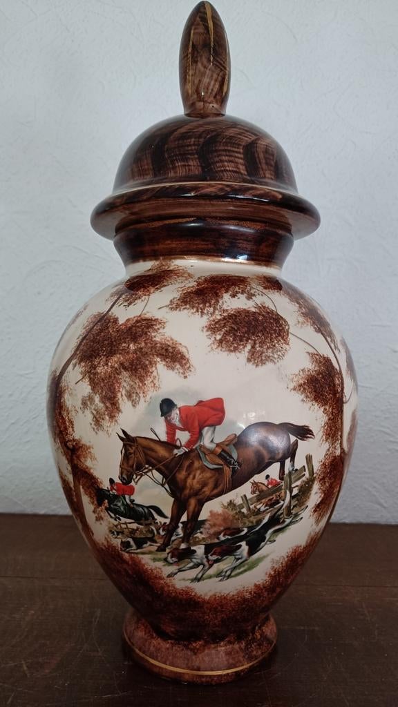 Vase et couvercle en faïence à décor d'une scène de chasse., Enlèvement ou Envoi