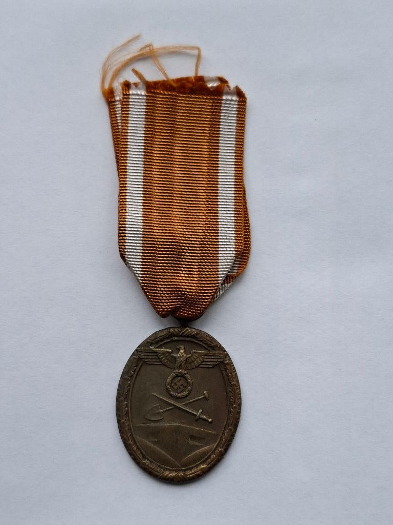 Duitse Schutzwall medaille, Verzamelen, Ophalen of Verzenden, Landmacht, Lintje, Medaille of Wings