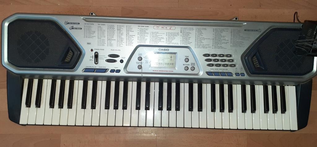 Piano Synthétiseur de marque Casio avec chargeur électrique, Musique & Instruments, Pianos, Enlèvement, Piano