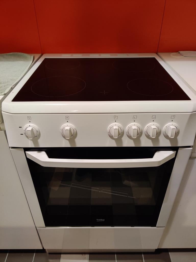 Cuisinière électrique Beko avec four, Electroménager, Classe énergétique A ou plus économe, 4 zones de cuisson, Céramique, Comme neuf
