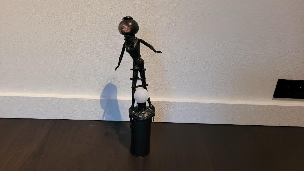 Beeld van Little Miss Chucky, Ophalen