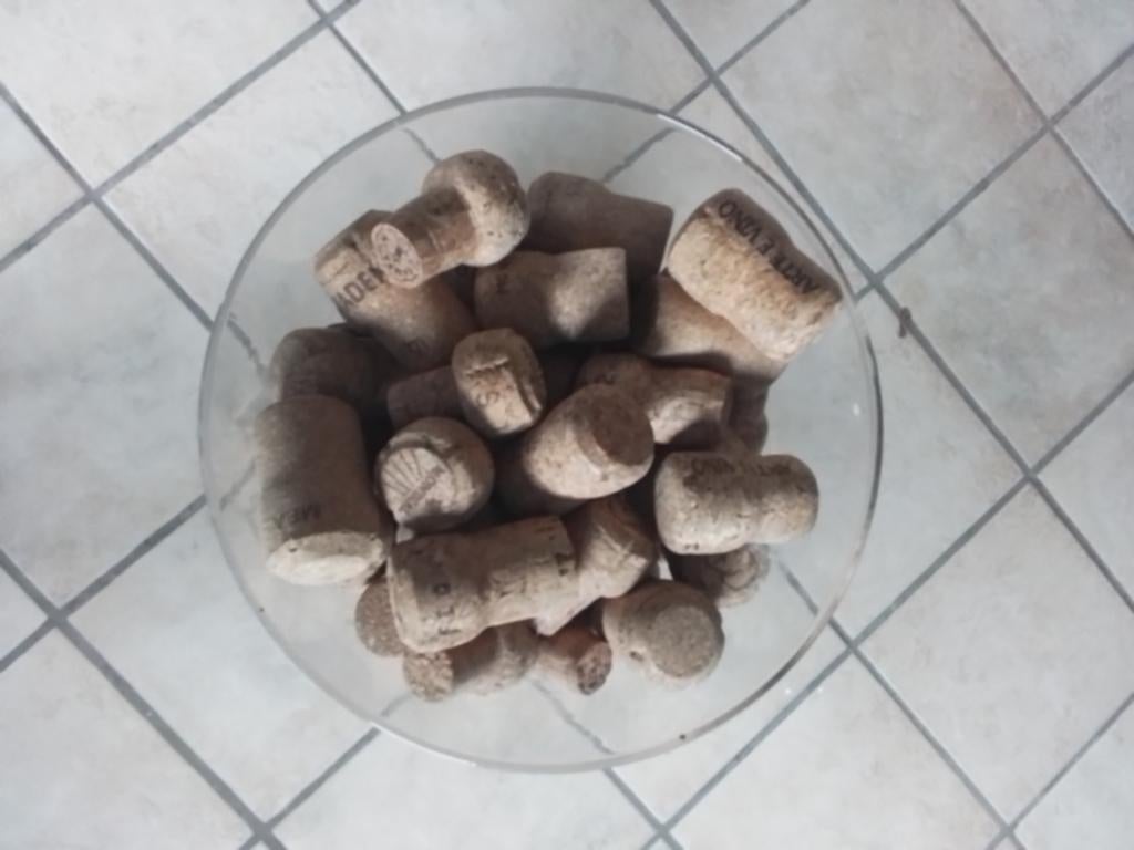 Bouchons à champagne dans un vase en verre, Maison & Meubles, Accessoires pour la Maison | Vases, Comme neuf, Verre, Enlèvement