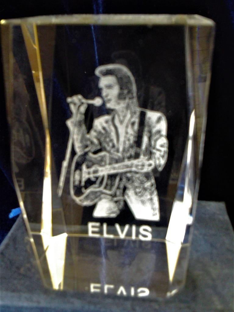 Kristal glas laserblok hologram met Elvis Presley portret, Verzamelen, Porselein, Kristal en Bestek, Nieuw, Overige typen, Kristal