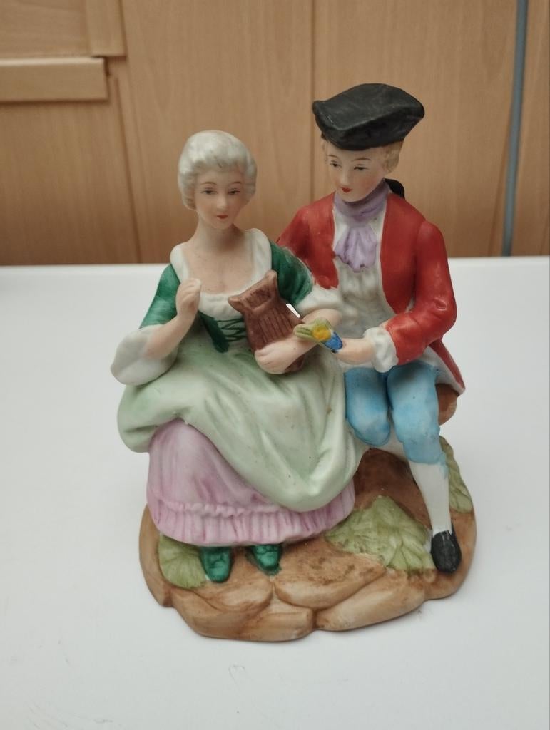 Een beeldje man en vrouw die op een bankje zitten kleur vers, Ophalen