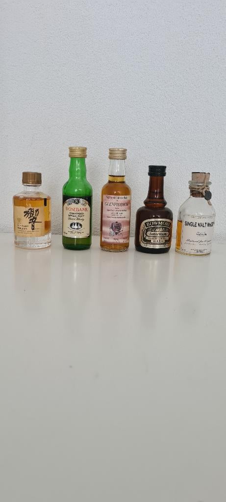 5 x whisky miniature. Y compris Hibiki, Rosebank, Bowmore, Collections, Vins, Autres types, Enlèvement ou Envoi