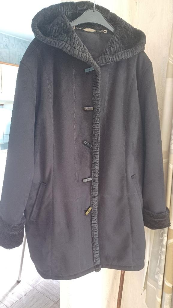 mooie mantel in immitatie suede met capuchon, Zwart, Maat 46/48 (XL) of groter, Ophalen of Verzenden, Zo goed als nieuw