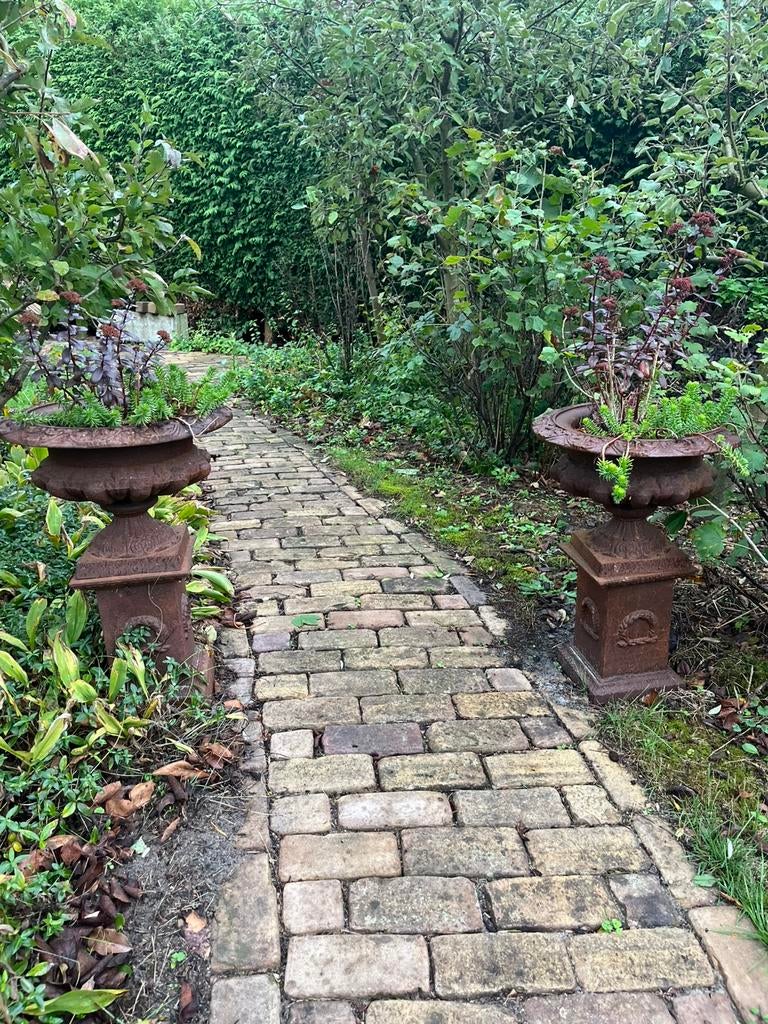 2 gietijzeren tuinvazen h60 barok bloepotten vazen sokkel, Tuin en Terras, Ophalen, Gebruikt