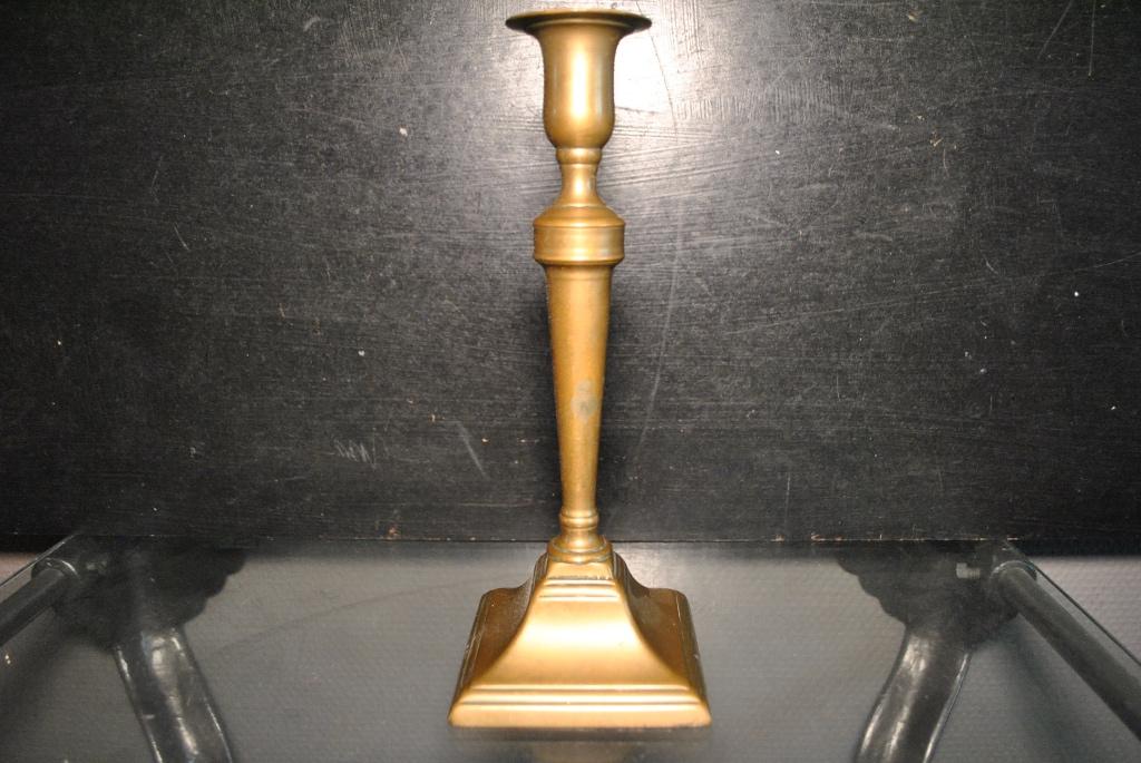 Oude kandelaar in koper of verguld messing vierkante voet, Antiek en Kunst, Ophalen of Verzenden, Koper of Brons