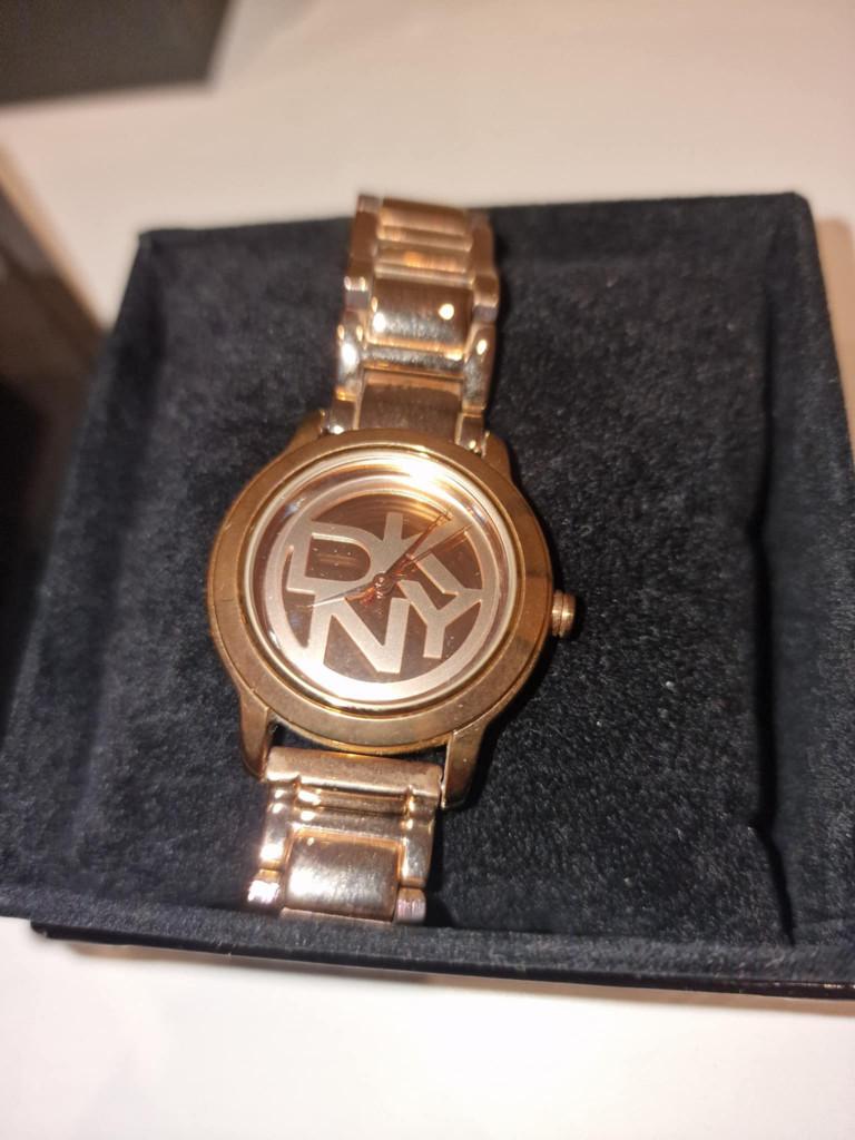 TE KOOP Dames uurwerk DKNY Gold edtition SOTPRIJS !!!!!!!!!!, Bijoux, Sacs & Beauté, Montres | Femmes, Enlèvement, Comme neuf