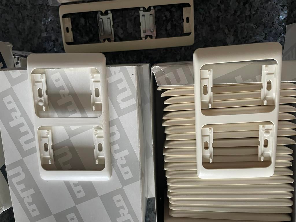 Niko pr20 kaders (wit & crème), Bricolage & Construction, Électricité & Câbles, Comme neuf, Enlèvement ou Envoi