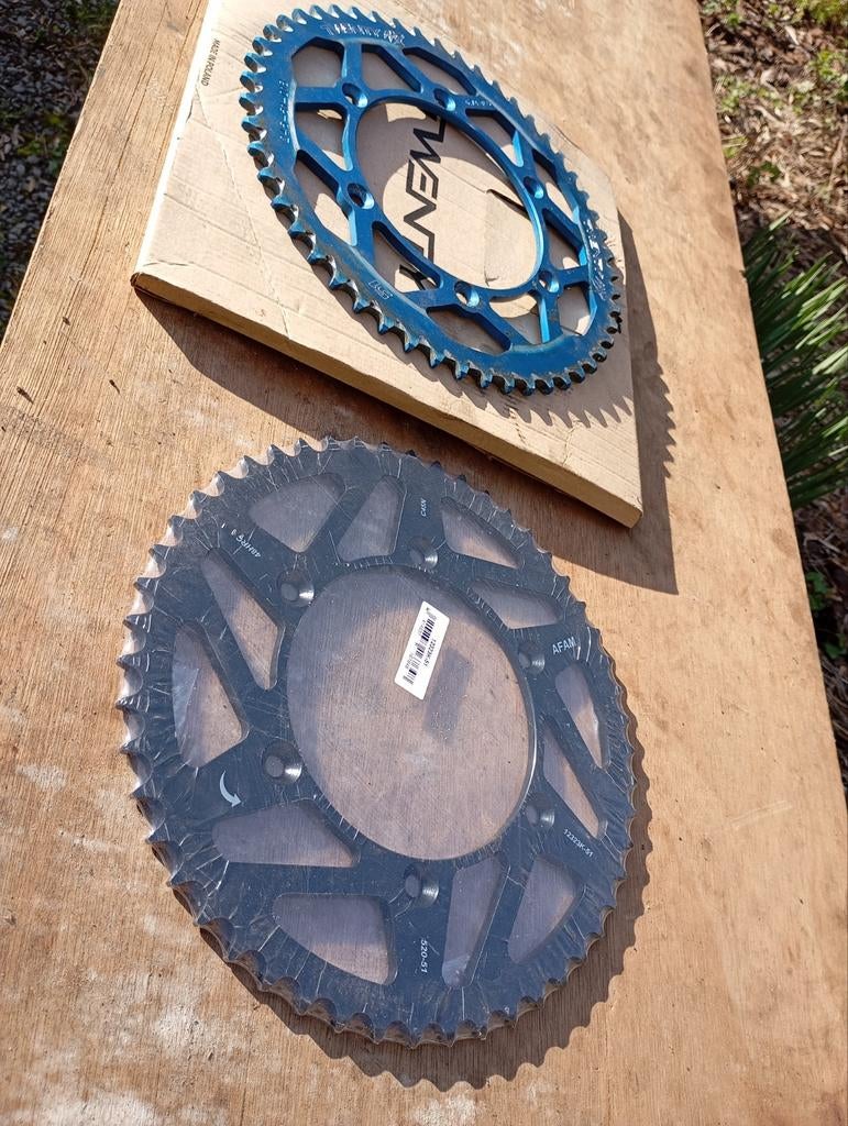 Couronnes 51 dents YZ 2019..... Un neuf et un d'occasion, Enlèvement